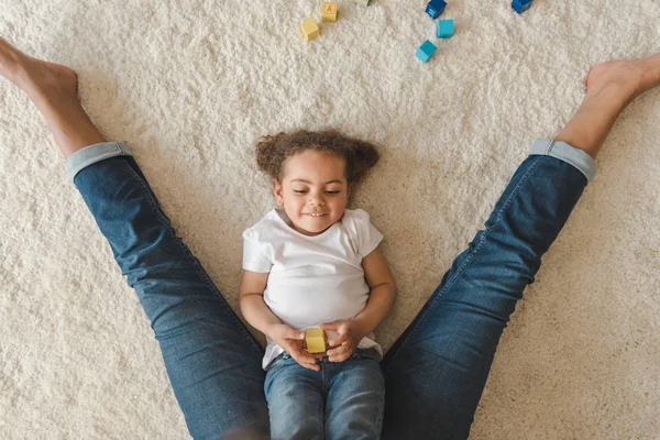 Jongen meisje speelt met de moeder op tapijt — Stockfoto
