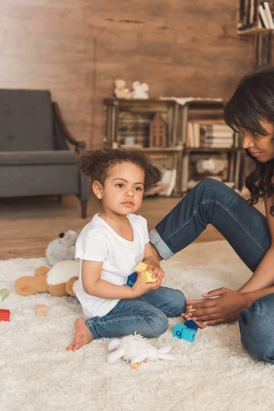 Kid flicka som leker med mamma hemma — Stockfoto