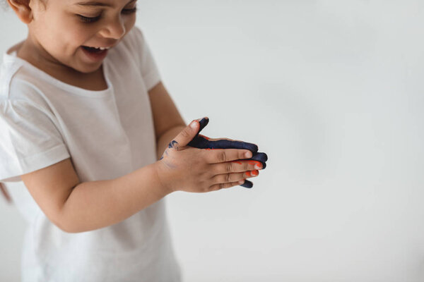 маленькая девочка с раскрашенными руками
