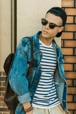 şık genç adam 