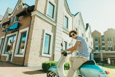 scooter üzerinde oturan adam