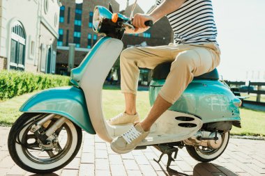 scooter üzerinde oturan adam
