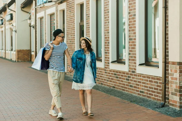 Casal elegante com sacos de compras — Fotografia de Stock