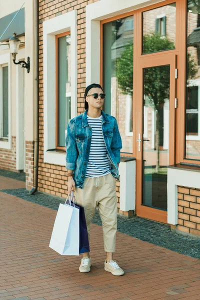时尚的男人，与购物袋 — 免费的图库照片