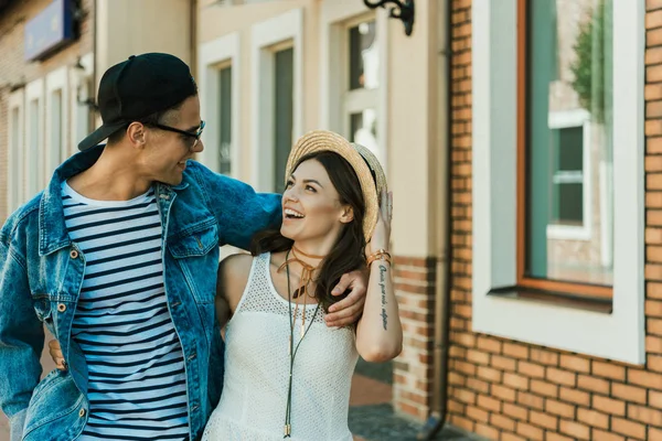 Hipster couple walking in city — Stock Photo, Image