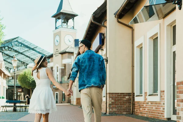 Couple holding hands — Stock Photo, Image