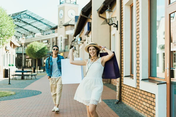 Stijlvolle meisje met shopping tassen — Stockfoto