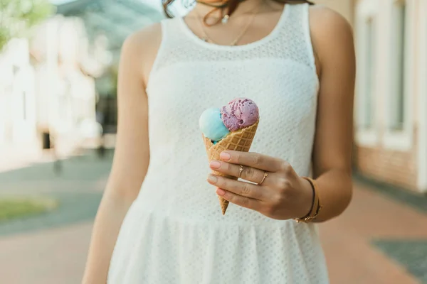 Junge Frau isst Eis — Stockfoto