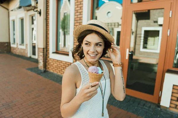 Dondurma yiyen genç bir kadın — Stok fotoğraf