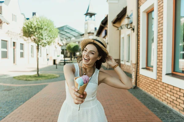 Mujer joven comiendo helado — Foto de Stock