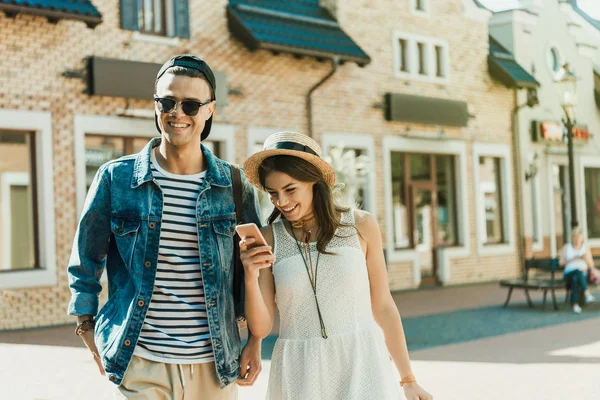 Young couple with smartphone — Stock Photo, Image