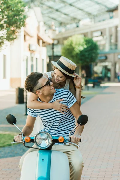 Jong koppel paardrijden scooter — Stockfoto