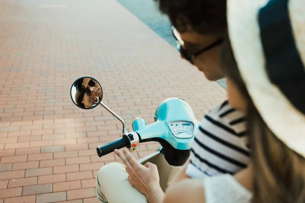 Jovem casal equitação scooter — Fotografia de Stock