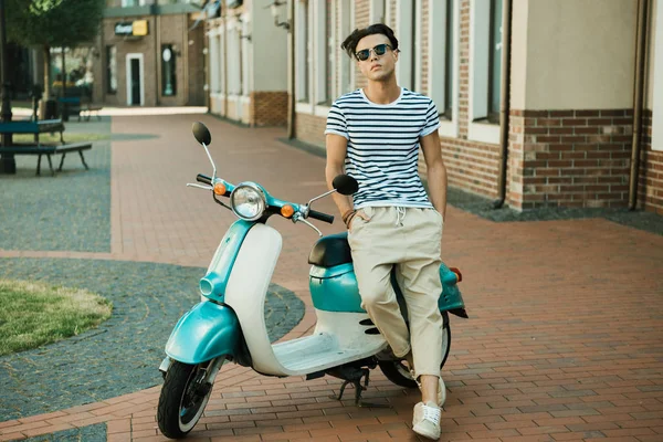 Jeune homme avec scooter — Photo