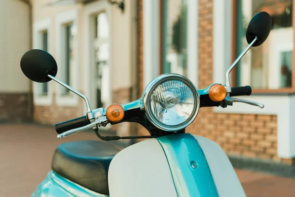 Retro scooter geparkeerd op straat — Stockfoto