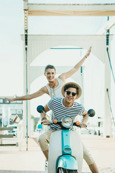 Paar fährt Retro-Roller — Stockfoto