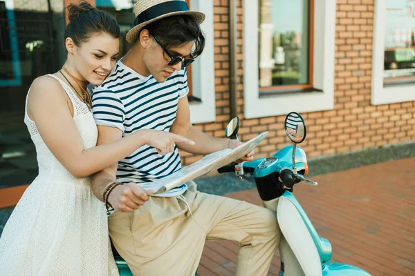 Couple in love with map — Stock Photo, Image