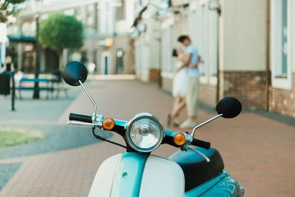 Scooter retro estacionado en la calle — Foto de Stock