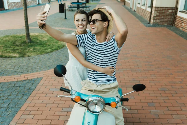 Sorrindo casal tomando selfie no smartphone — Fotografia de Stock