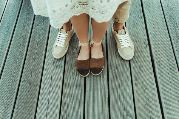 Couple standing together on wooden floor — Stock Photo, Image