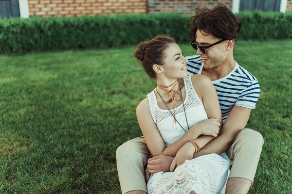 Young smiling couple — Stock Photo, Image