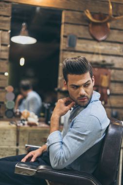 moda saç modeli ile yakışıklı adam