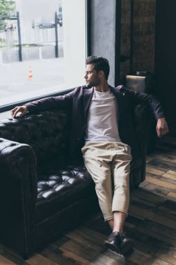 moda saç modeli ile yakışıklı adam