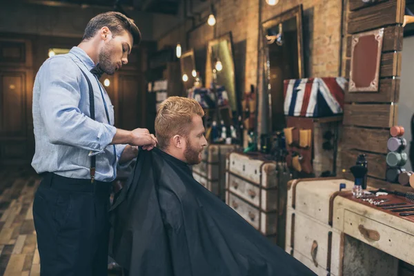 Barber with customer in barber shop — Stock Photo, Image