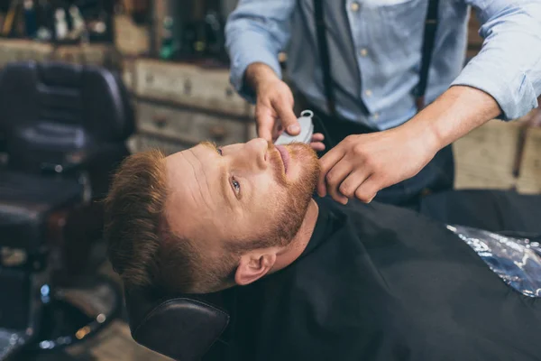 Цирюльник бороды клиентов обрезки — стоковое фото