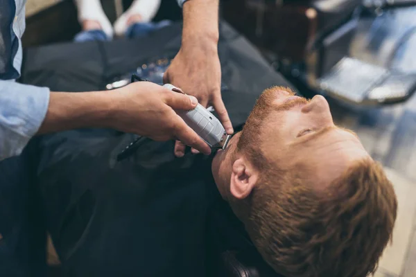 Цирюльник бороды клиентов обрезки — стоковое фото