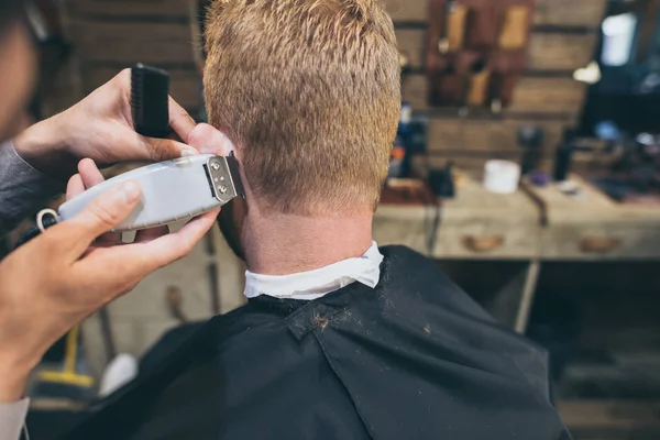 Barbeiro corte de cabelo do cliente — Fotografia de Stock