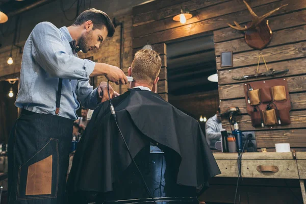 Barber cutting hair of customer — Stock Photo, Image