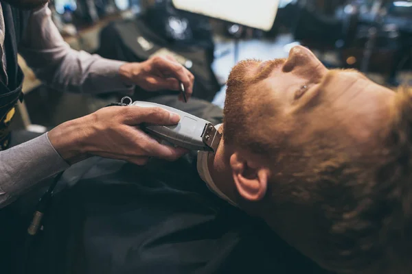 Barber trimming customers beard — Stock Photo, Image
