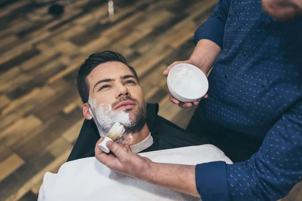 Peluquero aplicar espuma antes de afeitarse —  Fotos de Stock