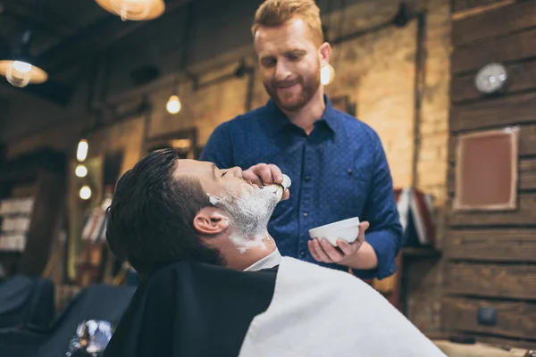 Barber applying foam before shaving — Stock Photo, Image