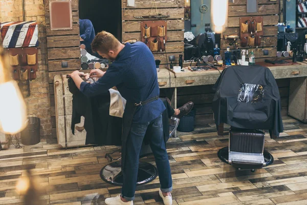 Barber shaving customer — Stock Photo, Image