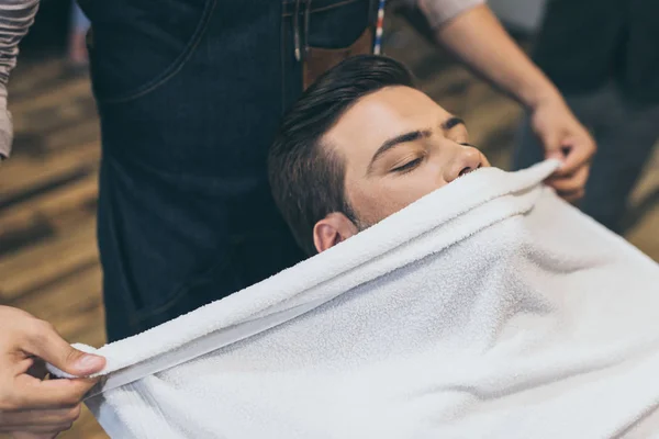 Клиент перед бритьем в парикмахерской — стоковое фото