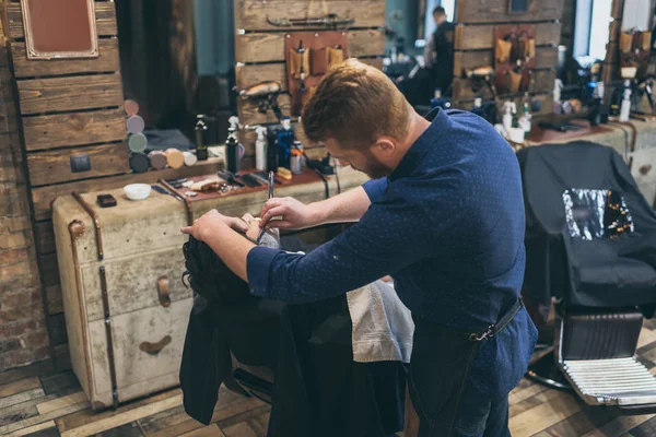 Barber shaving customer — Stock Photo, Image