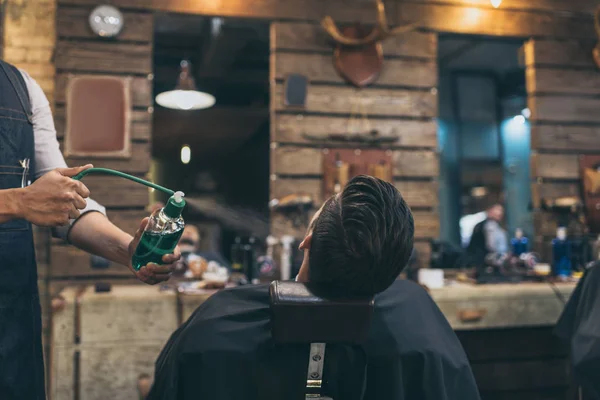 Friseur besprüht Kunden mit Parfüm — Stockfoto