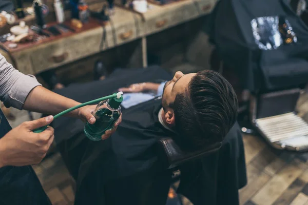 Barber applying perfumes to customer — Stock Photo, Image