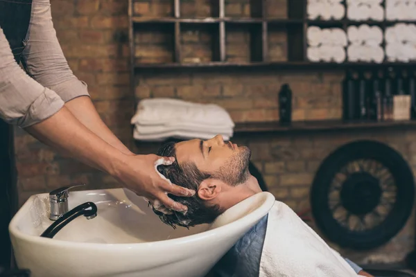 Hairstylist washing clients hair — Stock Photo, Image