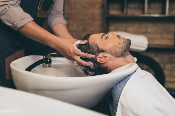 Hairstylist washing clients hair — Stock Photo, Image