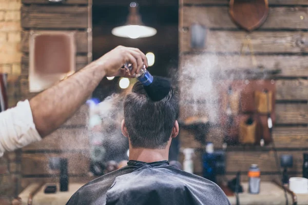 Homem ficando penteado — Fotografia de Stock