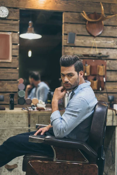 Homem bonito com penteado elegante — Fotografia de Stock