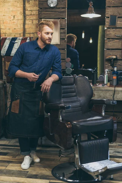 Barbeiro na barbearia — Fotografia de Stock