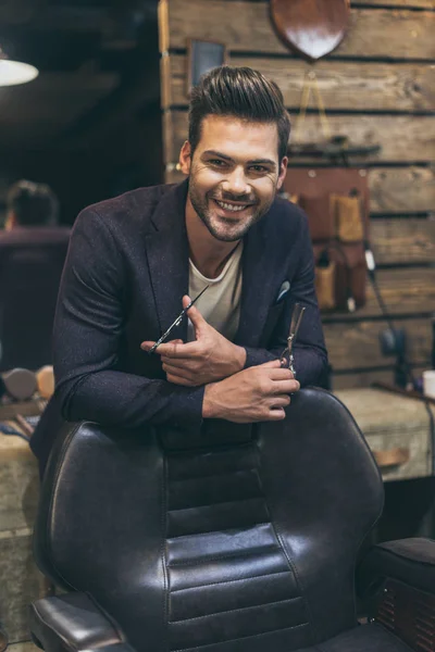 Barber at barber shop — Stock Photo, Image