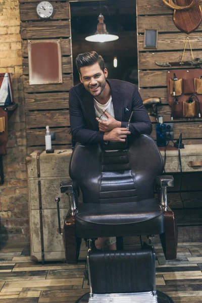 Barbier au salon de coiffure — Photo