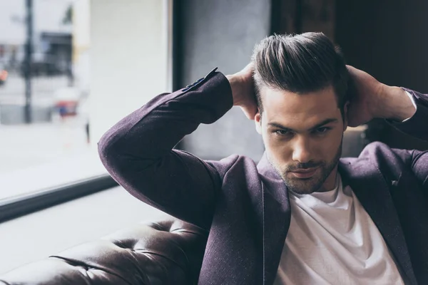 Homem bonito com penteado elegante — Fotografia de Stock