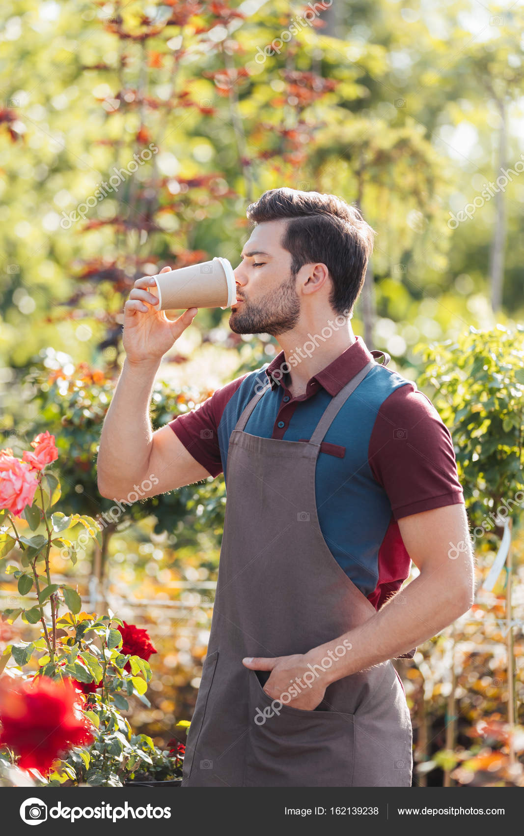 MI BLOC, QUE NO BLOG - Página 26 Depositphotos_162139238-stock-photo-gardener-drinking-coffee-in-garden