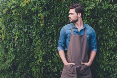 önlük düşünceli bahçıvan